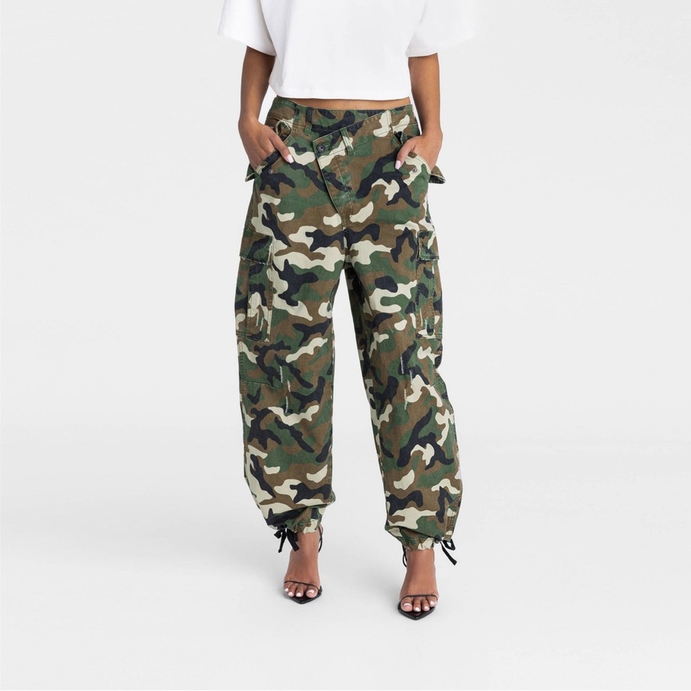KBB by KAHLANA Women’s Mid-Rise Straight Leg The Cargo Jogger Dark Camo Size L.